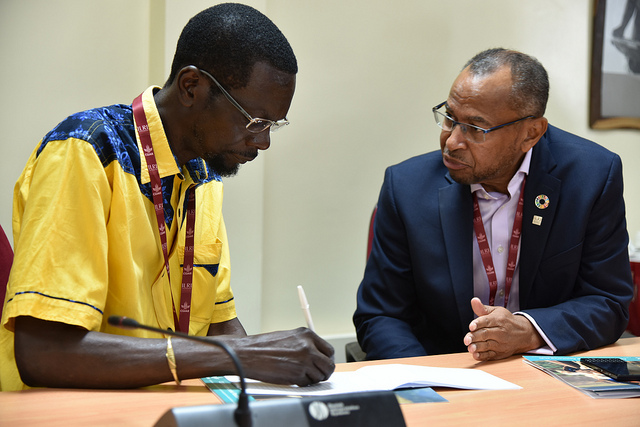 Ochieng' Ogodo from SciDev.net discussing AMR with Jimmy Smith, Director General (ILRI) at the CGIAR AMR hub event (Photo credit ILRI/Paul Karaimu)